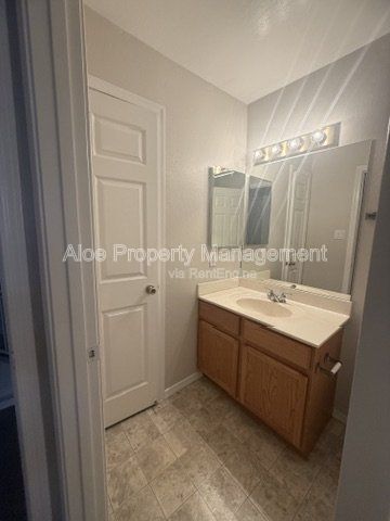 410 S Seawynds Dr in Gilbert - The Islands - Community Pool property image